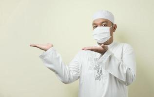 portrait d'homme musulman asiatique portant un masque avec divers gestes photo