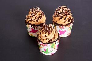 trois savoureux cupcakes au caramel surface sombre photo