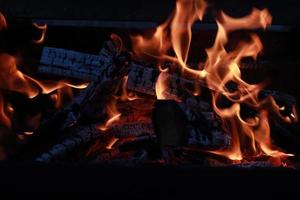 feu de joie avec de belles flammes. feu de camp. feu de brousse photo