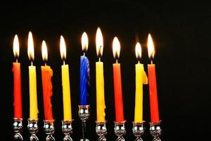 l'allumage des bougies de hanukkah photo