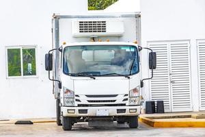 voiture de camion mexicaine blanche à la station-service essence du golfe mexique. photo