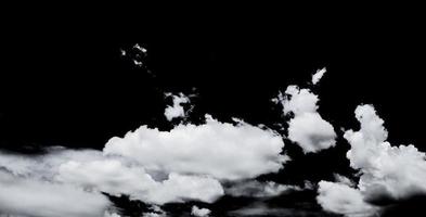 ciel noir et beaux nuages. photo