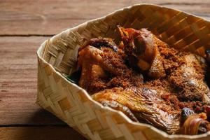 indonésie cuisine traditionnelle à base de poulet frit, ayam goreng kalasan photo