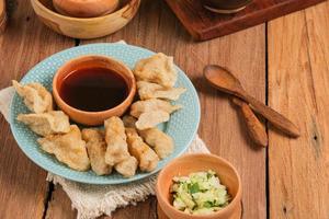 nourriture traditionnelle d'Indonésie à base de poisson et de tapioca appelée pempek photo