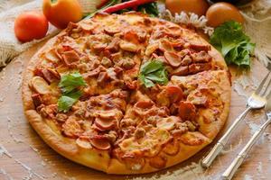 pizza sur fond de bois photo