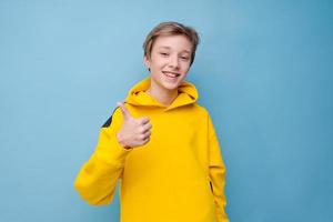 portrait d'un jeune homme séduisant montrant différents gestes de la main sur blanc photo