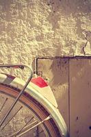 détail de la roue de vélo rétro. il fait partie du garde-boue arrière et du frein. style vintage. image verticale. photo