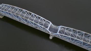pont de fer sur la rivière vue depuis le drone photo