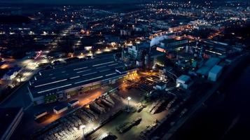 vue de l'usine de menuiserie la nuit. levé aérien photo