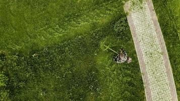 l'homme tondeuse à gazon tond la pelouse la vue d'en haut photo