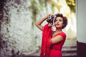 belle femme en milieu urbain. style vintage photo