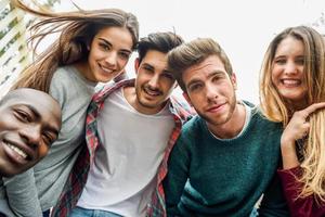 groupe multiracial d'amis prenant selfie photo