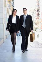 gens d'affaires attrayants marchant dans la rue. couple travaillant. photo