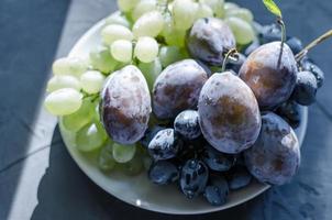 les raisins sont verts et noirs et prune photo