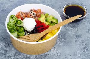 poke avec des légumes et du saumon frais. photographie de studio photo