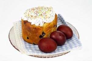 préparation pour la célébration de pâques. gâteau maison et œufs de couleur rouge. photographie de studio photo