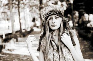 portrait de belle fille avec le chapeau d'hiver dessus photo