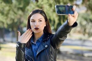 belle jeune femme selfie dans le parc photo