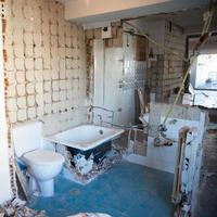 rénovation complète d'un ancien appartement à madrid. démolition des murs intérieurs et de l'ancienne salle de bain. personne