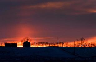 coucher de soleil des prairies d'hiver photo