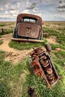 véhicule abandonné prairie photo