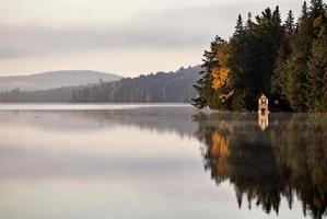 lac en automne réflexion du lever du soleil photo