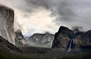 vue sur la cascade de yosemite photo