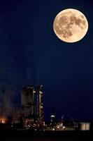 raffinerie et super lune photo