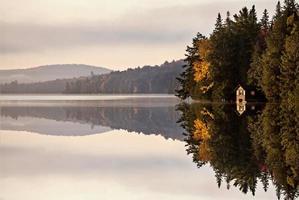 lac en automne réflexion du lever du soleil photo