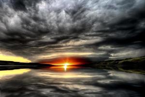 tempête nuages lac coucher de soleil photo