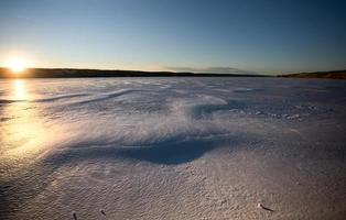 coucher de soleil sur le lac du nord en hiver photo