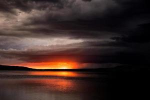 tempête nuages lac coucher de soleil photo