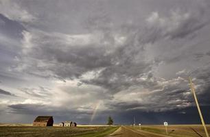 prairie nuages d'orage arc en ciel photo