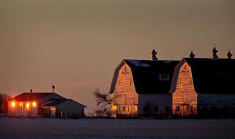 grange double en hiver photo