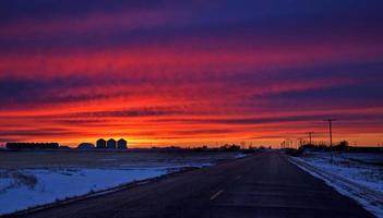 coucher de soleil des prairies de la saskatchewan photo