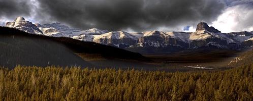 montagnes rocheuses près de banff canada photo