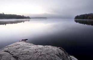 lac en automne réflexion du lever du soleil photo