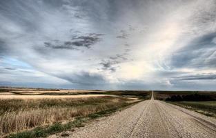 route des prairies nuages d'orage photo