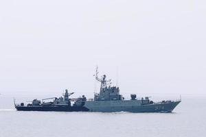 la marine indonésienne voile le cuirassé kri lambung mangkurat 353 dans le détroit de madura près du port de tanjung perak surabaya. surabaya, indonésie - avril 2019 photo