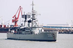 la marine indonésienne voile kri kri abdul halim perdanakusuma 355 cuirassé frégate dans le détroit de madura près du port de tanjung perak surabaya. surabaya, indonésie - avril 2019 photo