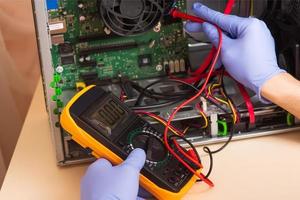 l'assistant répare l'ordinateur personnel avec des outils et des mains. démontage de l'ordinateur en pièces détachées photo