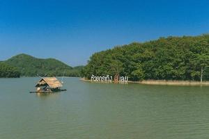 province de loei, thaïlande décembre 2021 zone du réservoir de huai krathing avec abri de radeau en bambou pour le rafting et manger. beau paysage naturel de la rivière et de la montagne avec un ciel bleu photo