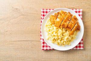 macaroni au fromage avec poulet frit photo