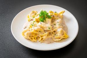 pâtes tortellini avec sauce crème aux champignons et fromage photo