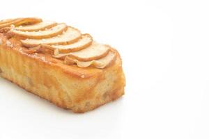 Gâteau émietté de pain aux pommes sur fond blanc photo