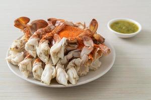 crabe bleu cuit à la vapeur avec sauce épicée aux fruits de mer photo