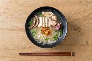 soupe de nouilles de riz vietnamienne avec saucisse vietnamienne servie légumes et oignon croustillant photo