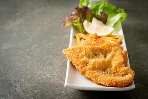 fish and chips - filet de poisson frit avec chips de pommes de terre photo