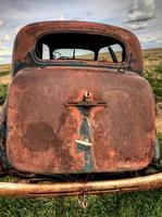 véhicule abandonné prairie photo