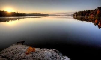 lac en automne réflexion du lever du soleil photo